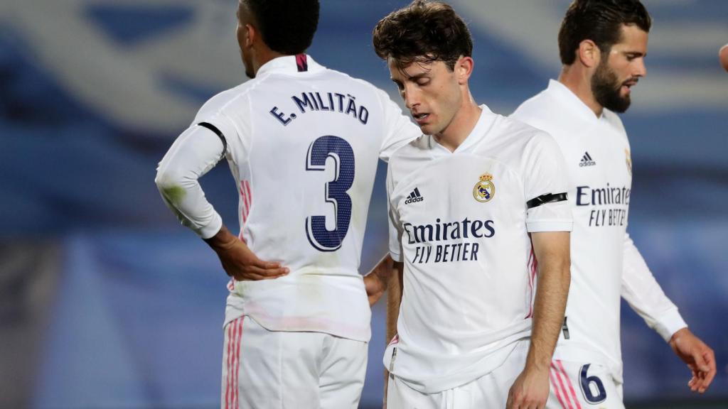Eder Militao, Álvaro Odriozola y Nacho Fernández durante el partido frente al Sevilla