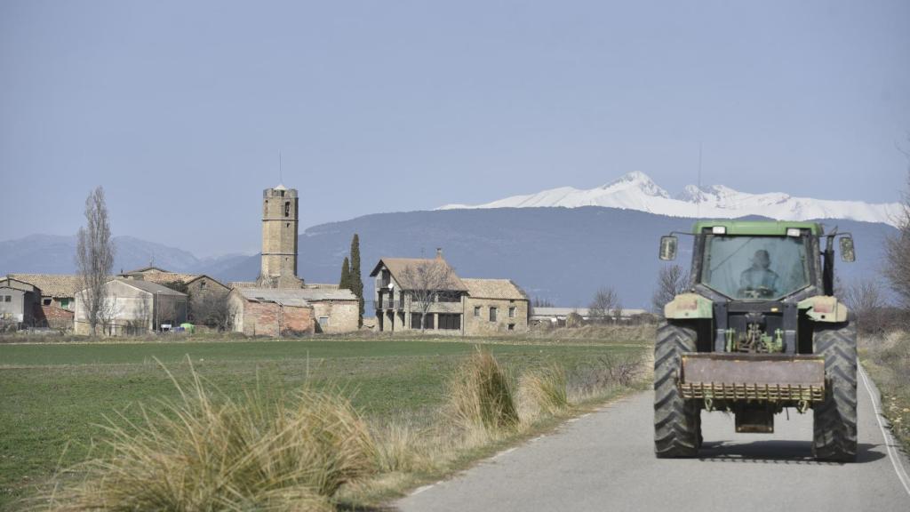 Un tractor en una carretera del municipio de Monesma y Cájigar en Huesca,. (EP/ Verónica Lacasa)