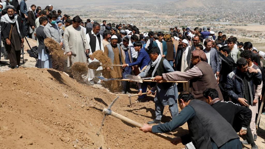 Funeral masivo tras  el atentado este sábado en Kabul.