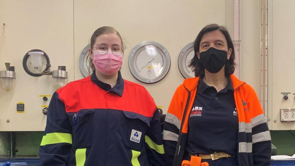 Antonia Rial junto a Raquel Vázquez, directora de la planta de Alúmina.