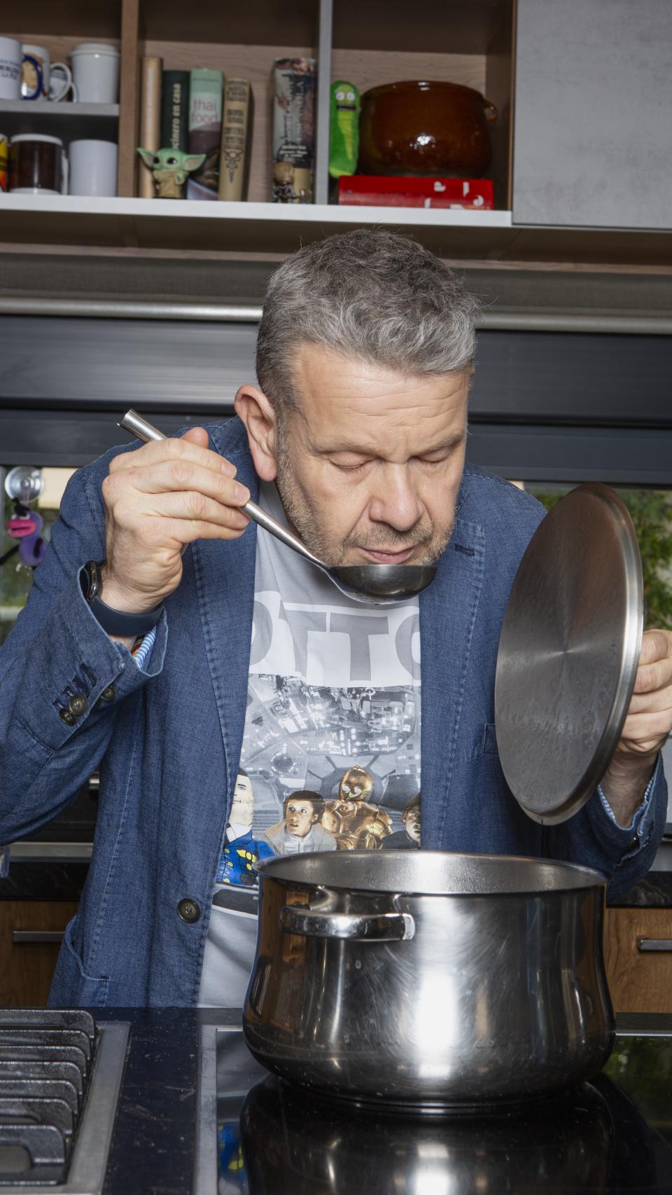 Chicote probando uno de sus platos en una sesión de fotos con motivo del lanzamiento de este libro.