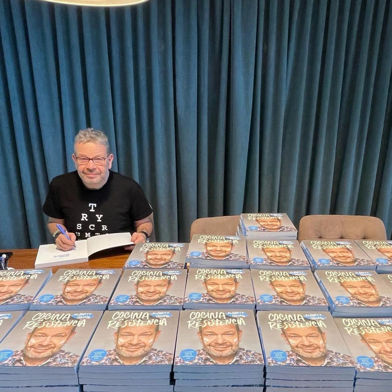 Aberto Chicote firmando ejemplares de su libro.