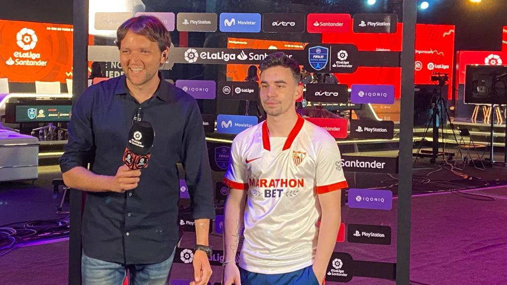 Rodrigo Fáez entrevistando a Pepeelbotellu, del Sevilla