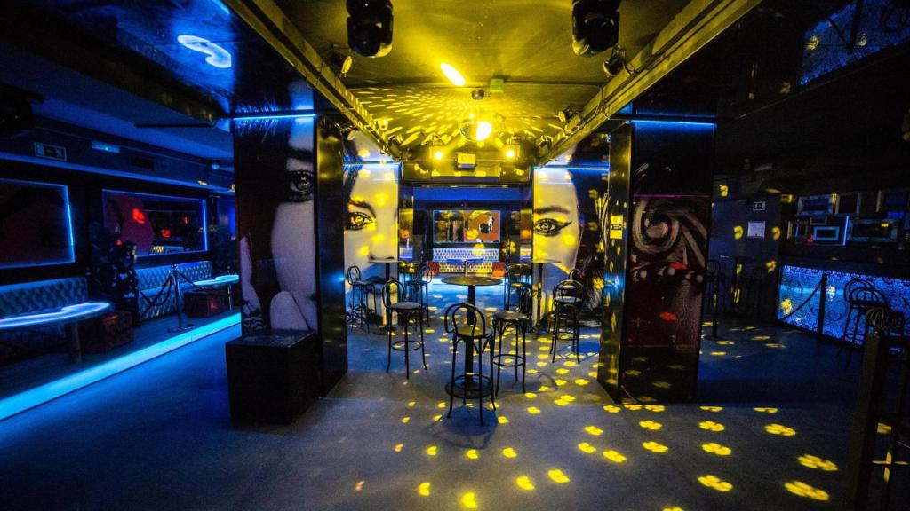 Interior de una discoteca.