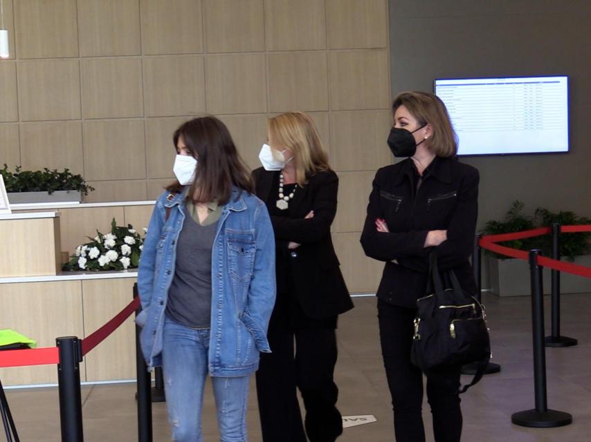 A la derecha de la imagen, María José Vargas, madre de Antonio Tejado, esta mañana en el tanatorio por la muerte de Juan Carlos Tejado.