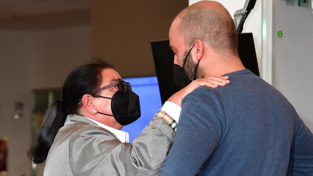 La cantante María del Monte consuela a su sobrino, Antonio Tejado, cuando acababa de perder a su padre, Juan Carlos.