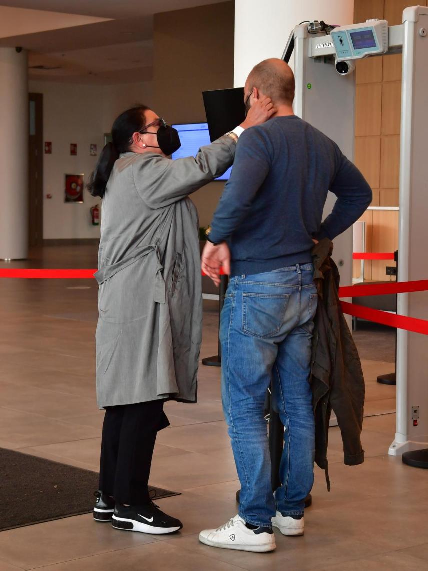 María del Monte consuela a su sobrino, Antonio Tejado, que acaba de perder a su padre.