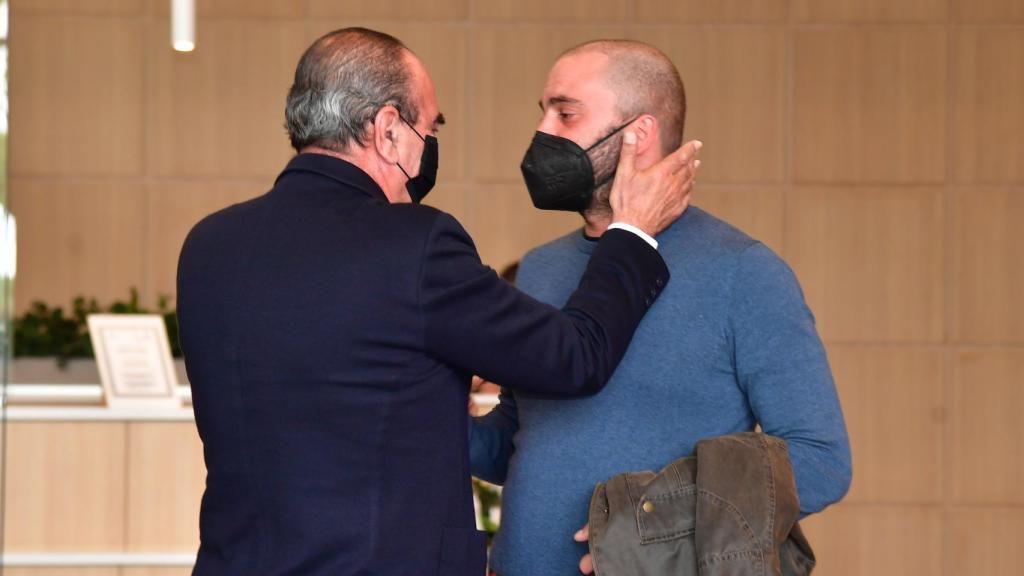 Antonio Tejado, roto de dolor en el funeral de su padre.