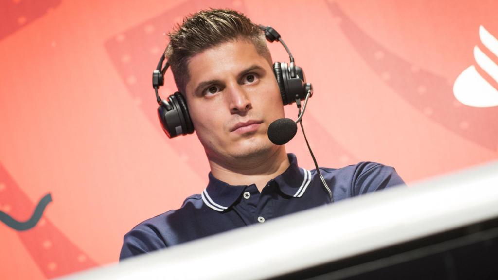 Cacho01, durante la narración de un partido de la eLaLiga Santander