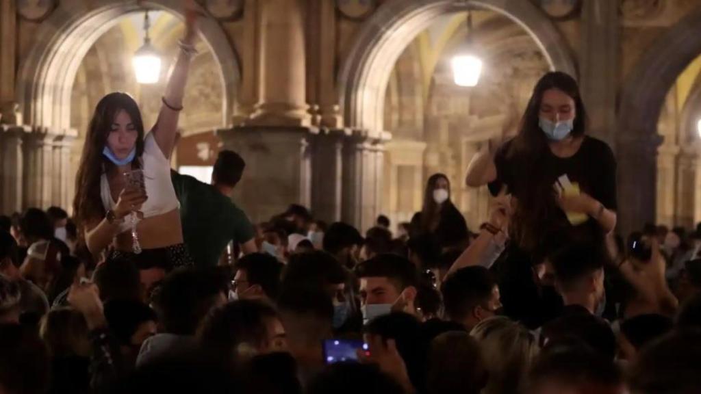 Jóvenes abarrotan las calles de Salamanca tras el fin del estado de alarma.