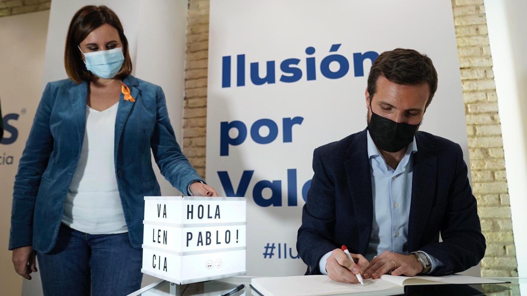 María José Catalá, junto a Pablo Casado durante la inauguración de una sede del PP en Valencia. EE