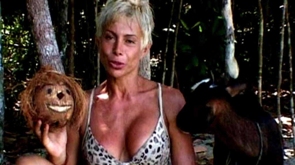 Carmen Russo con su Coco Enzo durante 'Supervivientes 2006'.