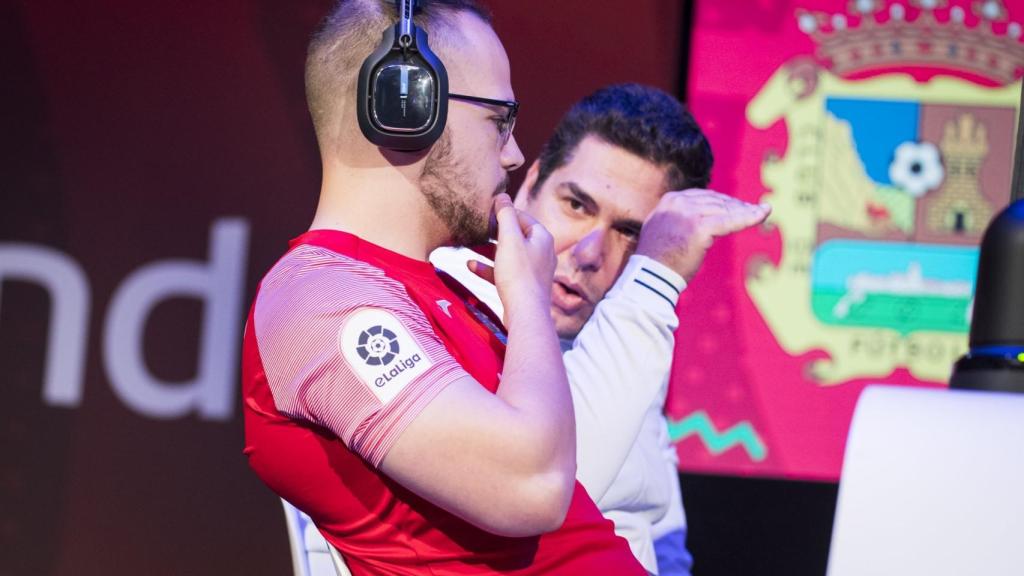 Daniel Aguilar, jugador del Fuenlabrada, y su coach Raúl Rodríguez