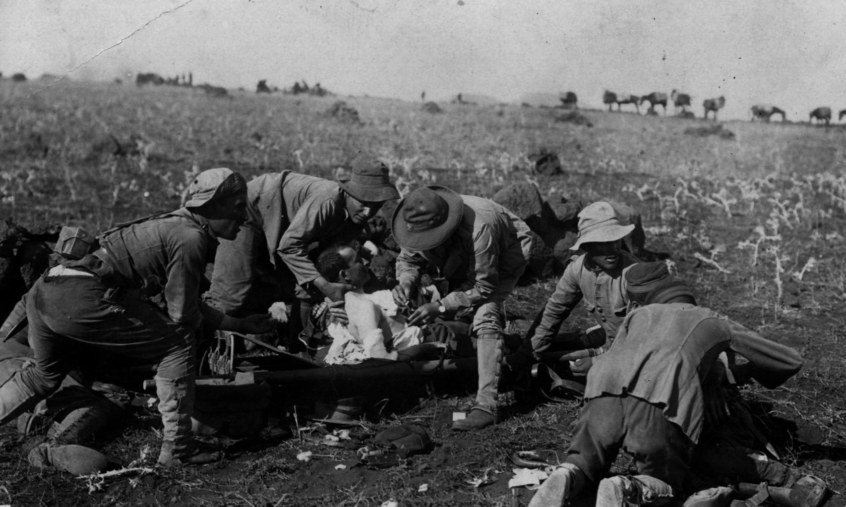 El oficial médico Rafael Ramírez Rivas asiste a su paisano alpujarreño, el suboficial Antonio Carrascosa, herido en el pulmón y un brazo.