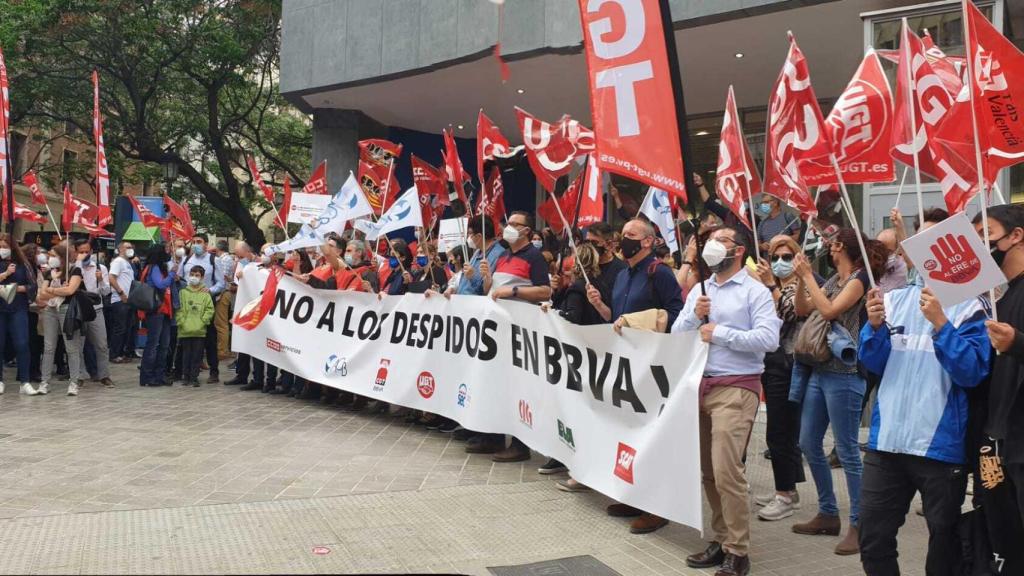 Los trabajadores de BBVA se concentran contra el ERE.