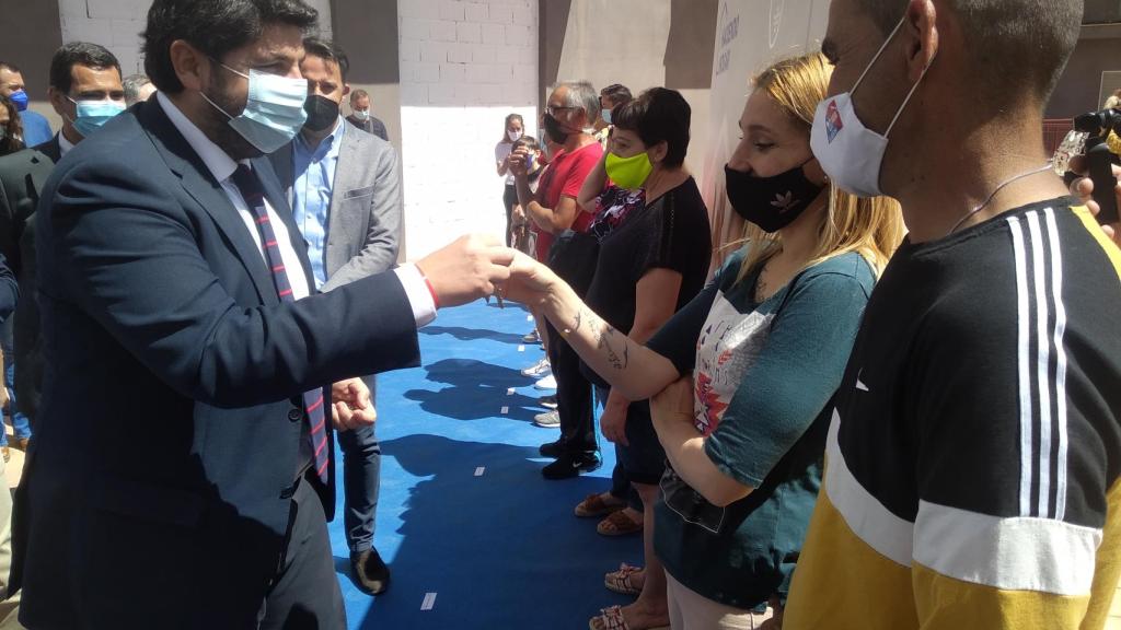 El presidente de la Región de Murcia, Fernando López Miras, entregando la llave de su piso a Jéssica y su pareja José Antonio.