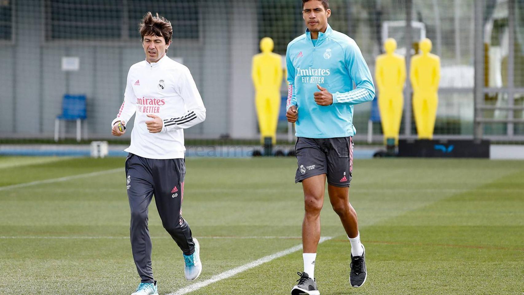 Gregory Dupont y Raphael Varane, durante un entrenamiento con el Real Madrid