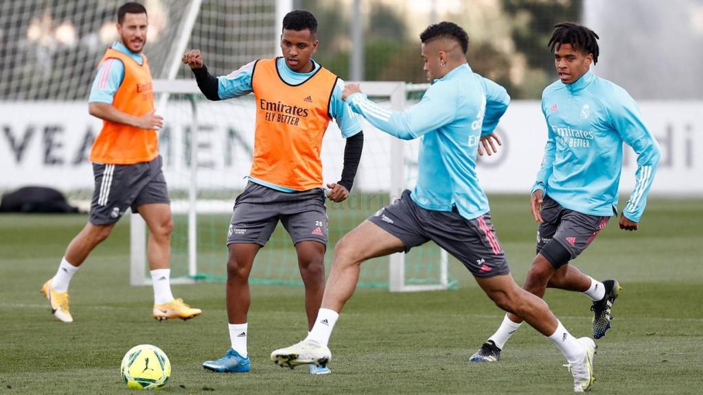 Eden Hazard, Rodrygo Goes, Mariano Díaz y Víctor Rofino, durante un entrenamiento con el Real Madrid