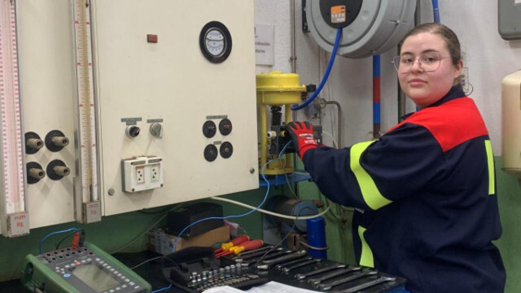Antonia Rial trabaja como técnica electrónica en la planta de Alcoa en San Ciprián.