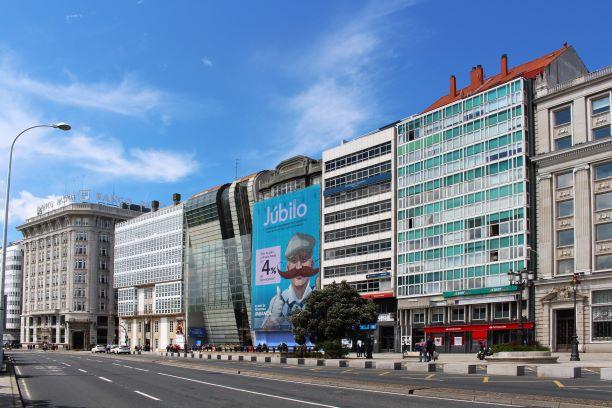 Banco de Granada. Situado en los cantones, el edificio tendría una gran presencia, adquiriendo la responsabilidad estética que compartiría desde entonces con los edificios colindantes, prácticamente en su totalidad propiedad de bancos(Texto y foto: Nuria Prieto)