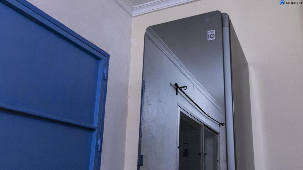 Su acabado espejo puede ser problemático.