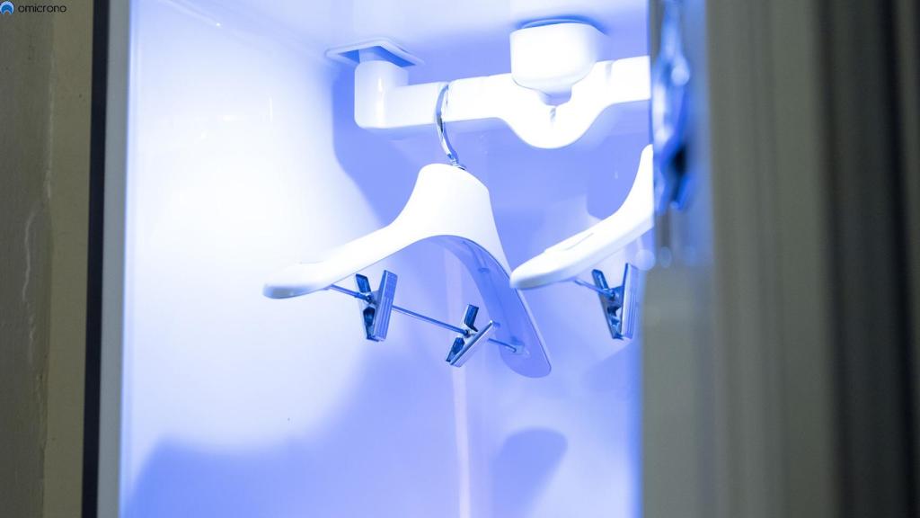 El interior es limpio y sobrio.