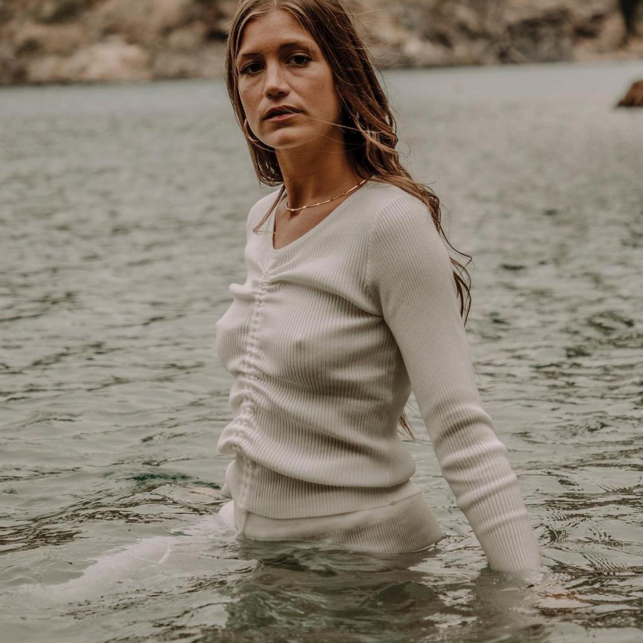 Miri ejerciendo de modelo para la marca Carola Monje.