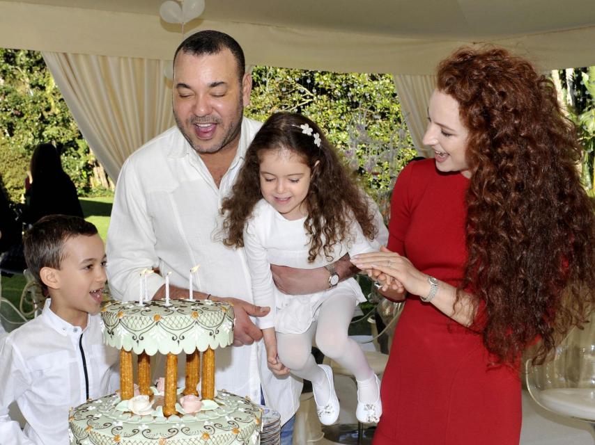 El rey Mohamed VI y la princesa Lalla Salma junto al heredero Moulay Hassan y la pequeña Lalla Khadija, que soplaba las velas de su cuarto cumpleaños.