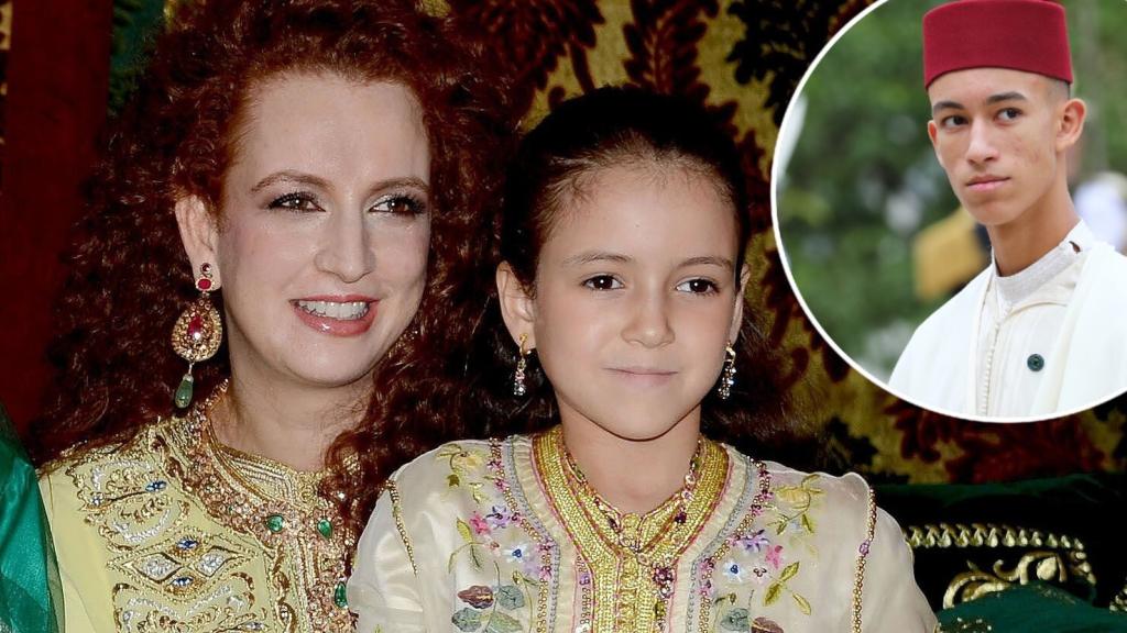 La princesa Lalla Khadija de Marruecos junto a su madre, Lalla Salma, y su hermano mayor, el príncipe Moulay Hassan, en un montaje de Jaleos.
