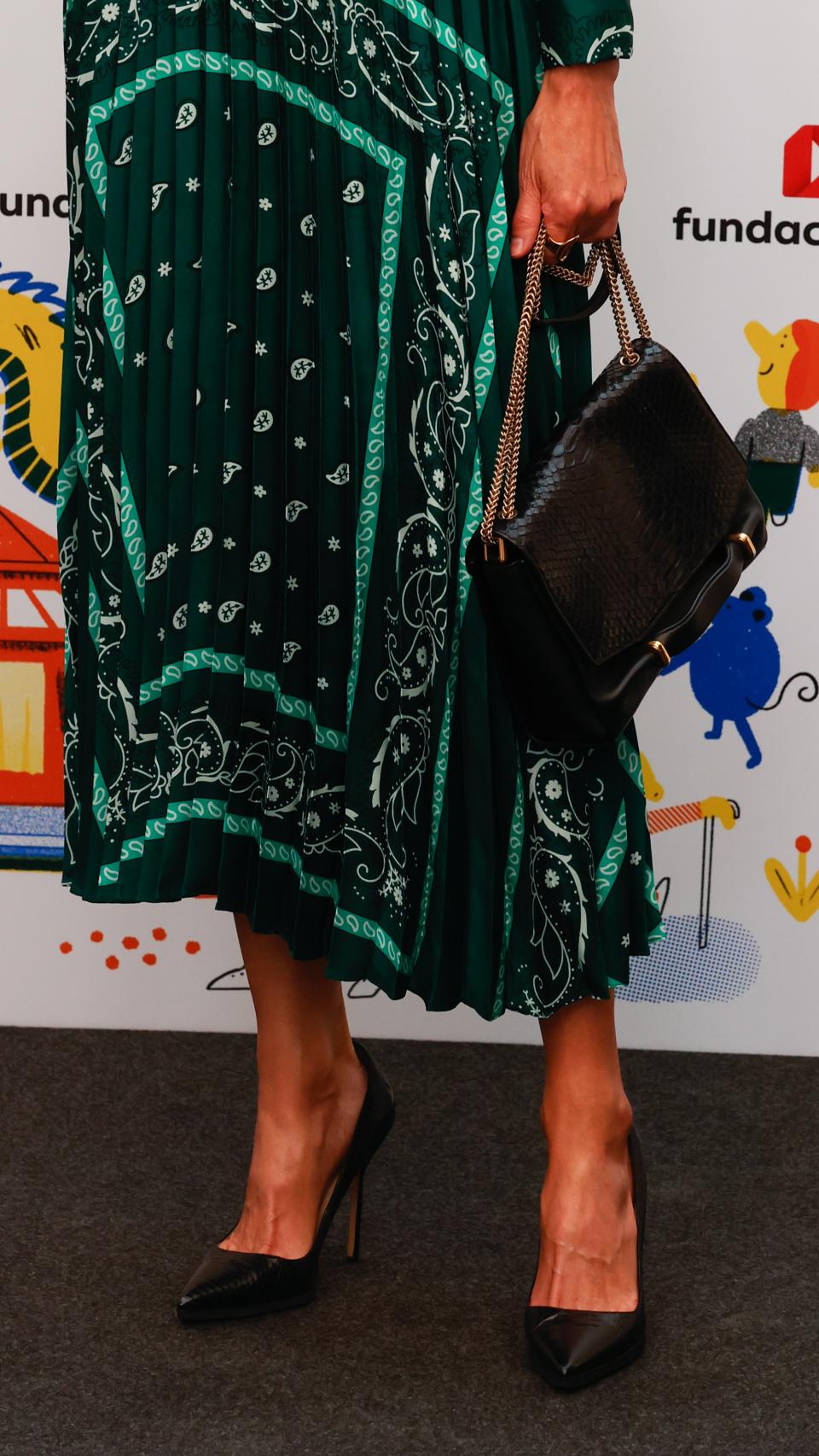 Con bolso de Nina Ricci y zapatos de Manolo Blahnik.