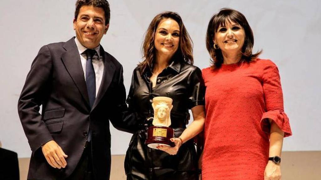 Carlos Mazón y Julia Parra, con Mónica Carrillo el año pasado.