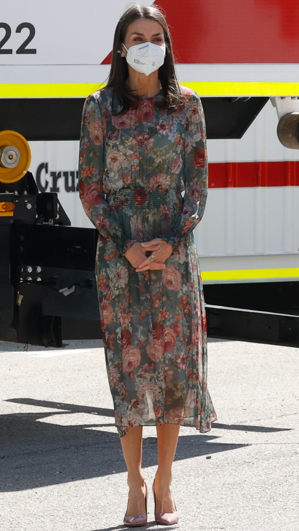 Letizia combinó su vestido de estampado floral con unos zapatos de tacón en tono rosa, el color que arrasa esta temporada.