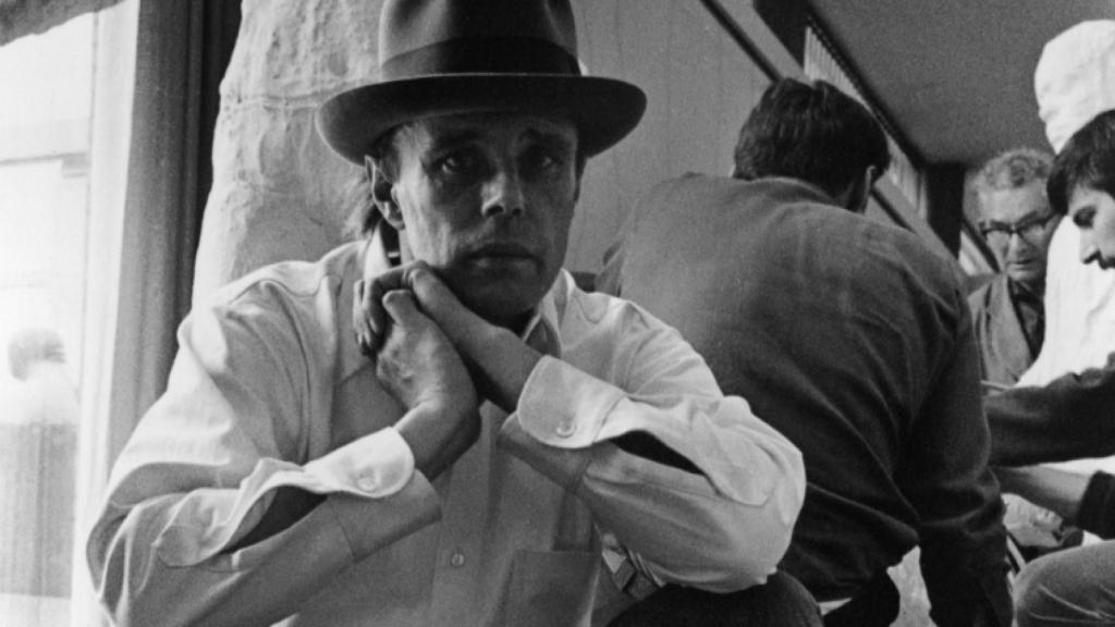 Joseph Beuys en 1968. Foto: Angelika Platen. © bpk / Beuys 2021. 100 years of Joseph Beuys