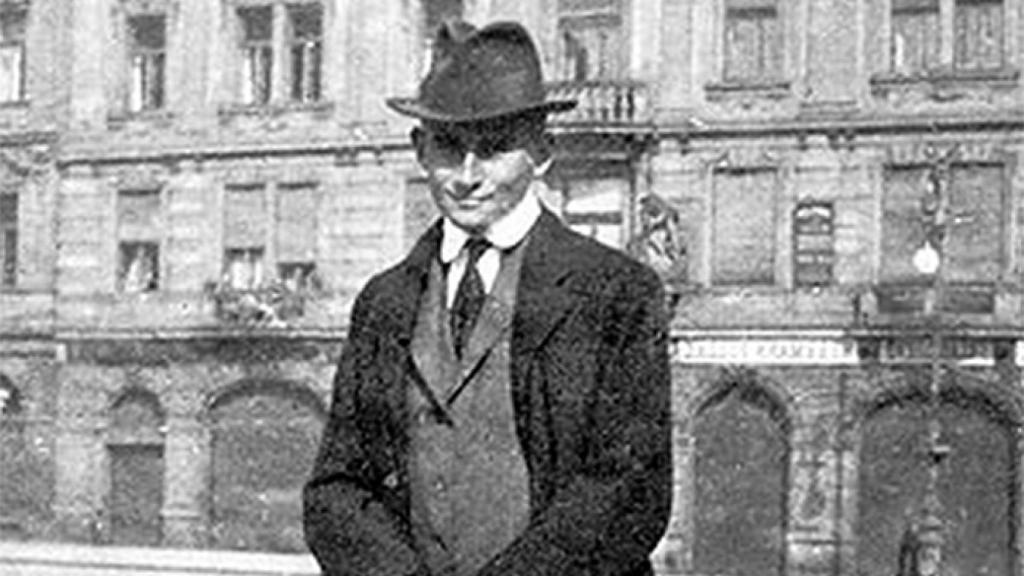 Kafka a los 40 años en el casco antiguo de Praga