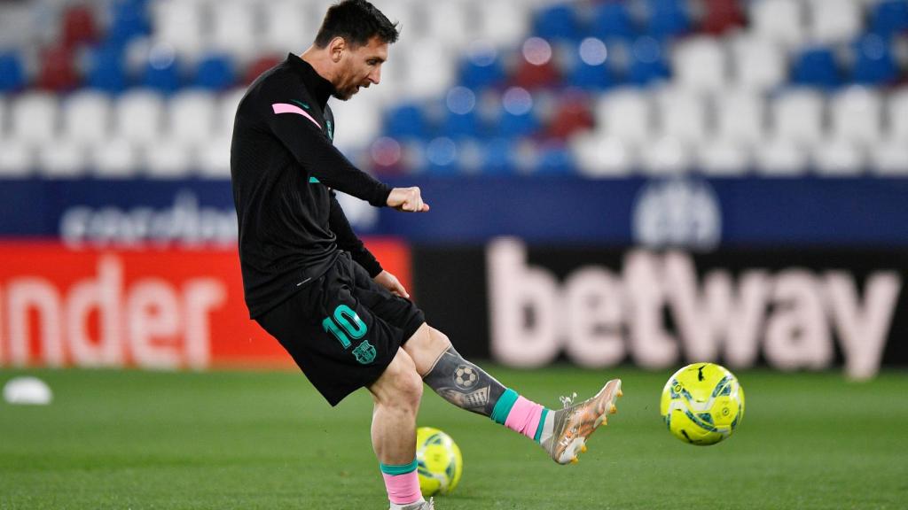 Lanzamiento de Leo Messi durante el calentamiento