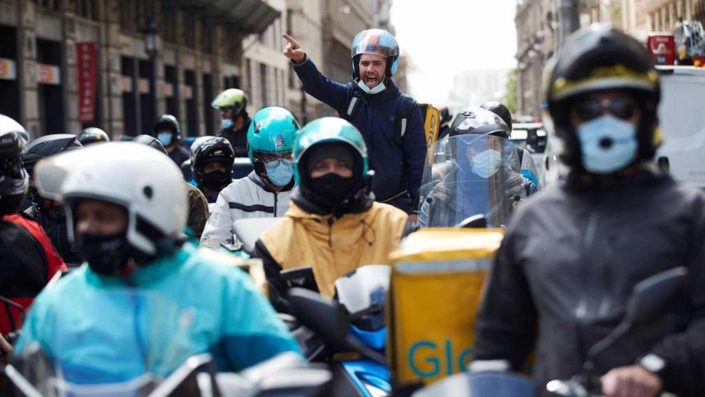 Un centenar de repartidores se han manifestado este martes por el centro de Barcelona.