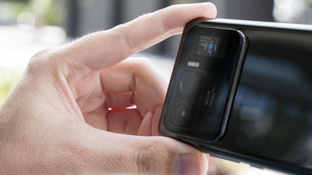 El Xiaomi Mi 11 Ultra incluye tres cámaras junto con su pantalla secundaria.