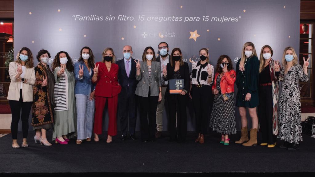 Tamara posa con las protagonistas del libro solidario.