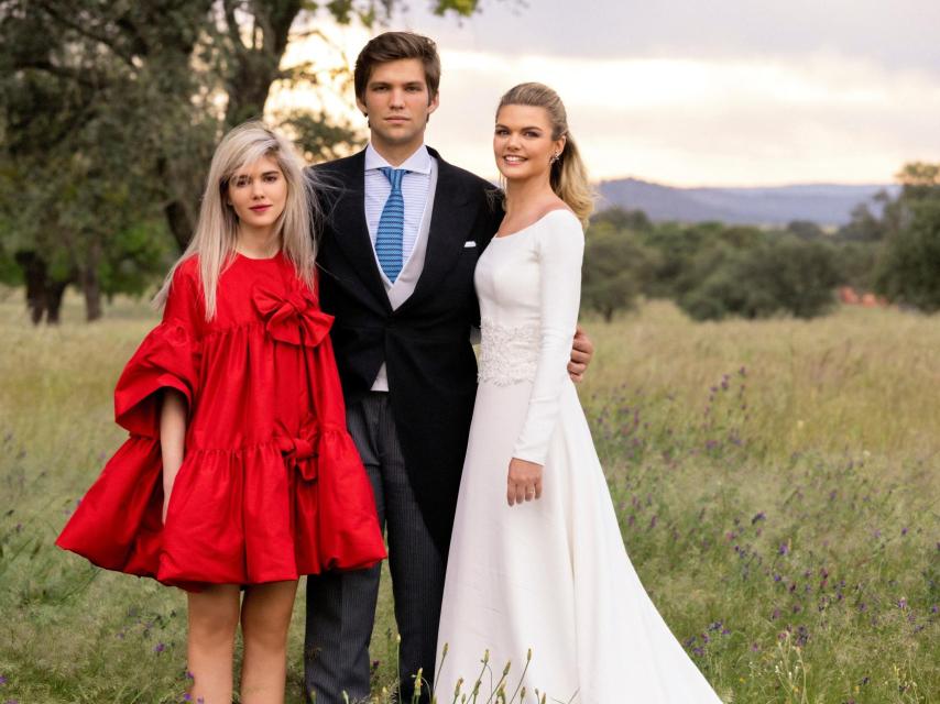 Alejandra junto a sus dos hermanos, Isabel y Juan.