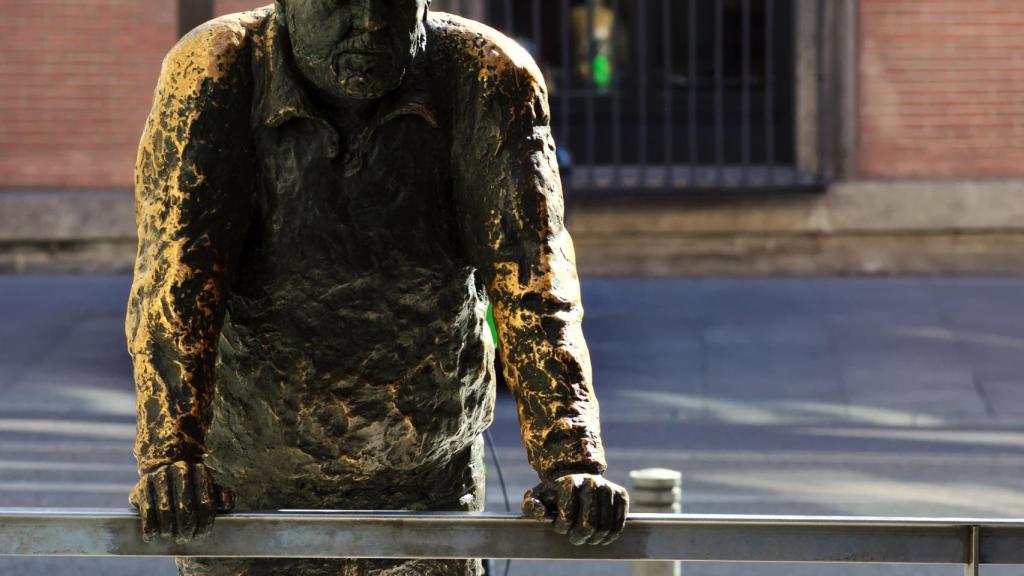 Estatua Vecino Curioso