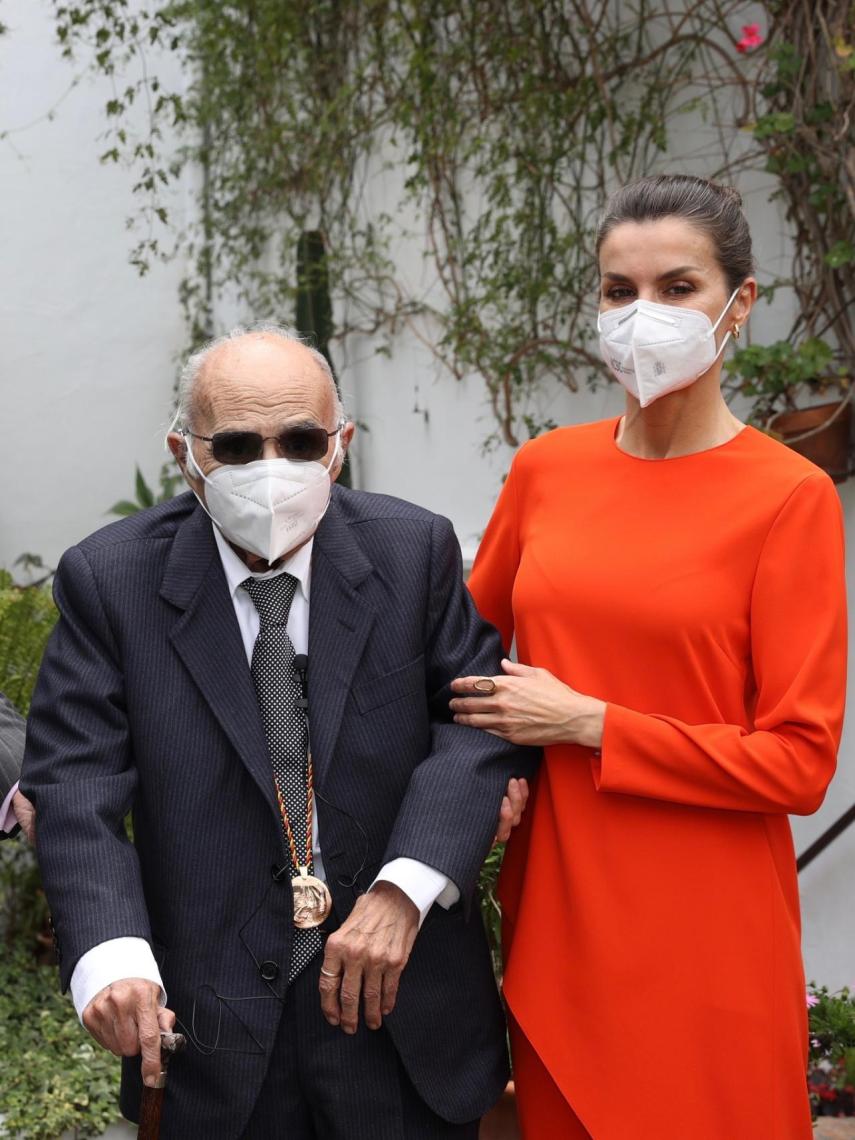 La reina Letizia junto al poeta Francisco Brines.
