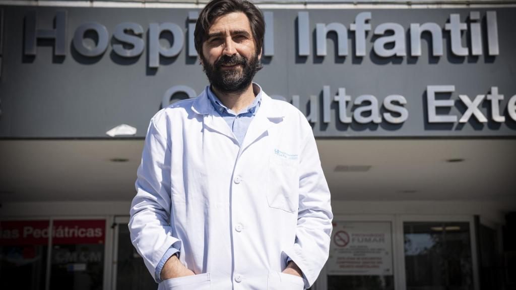 El oncólogo pediátrico Antonio Pérez, frente a la entrada de consultas infantiles de La Paz.