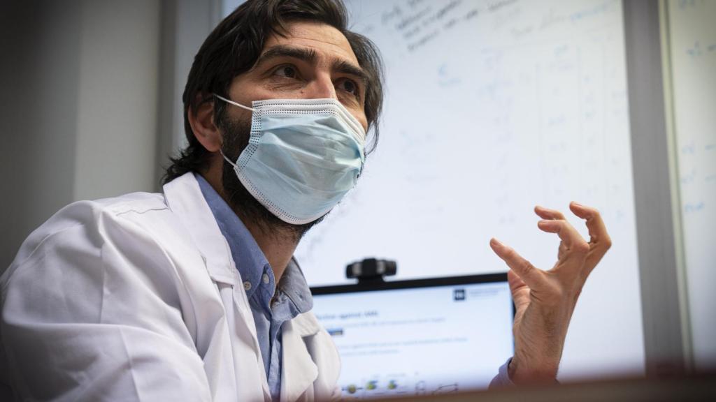 El doctor Pérez Martínez, en un momento de la entrevista.