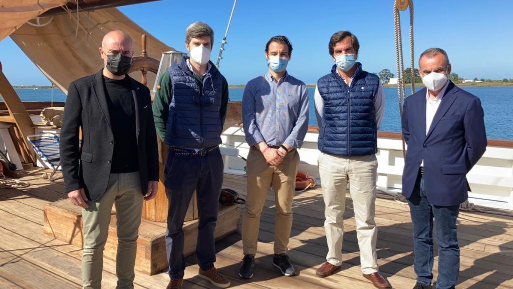 El alcalde, en el centro de la imagen, en su visita institucional al navío.