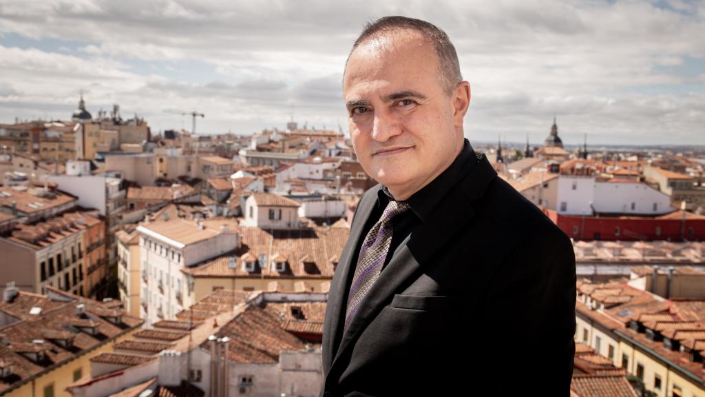 Joan Matabosch, en la terraza del Teatro Real, con los tejados de Madrid al fondo.
