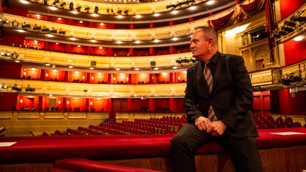 Joan Matabosch mira hacia el escenario desde uno de los palcos del Teatro Real.