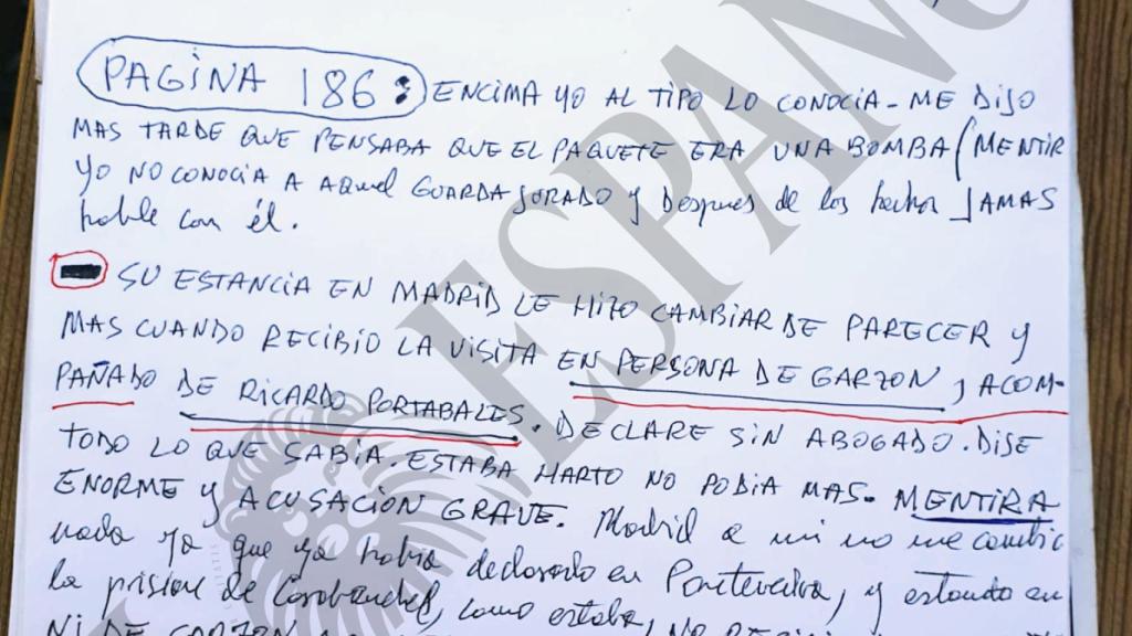 Una de las notas manuscritas que el testigo protegido Manuel Fernández Padín entregó al juez junta a su demanda contra el autor de 'Fariña'.
