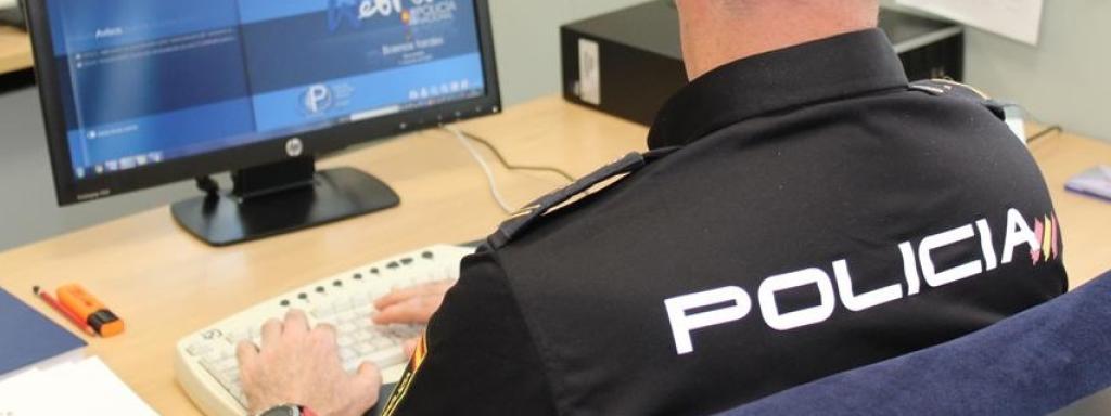 Un policía nacional en una Comisaría de Granada.