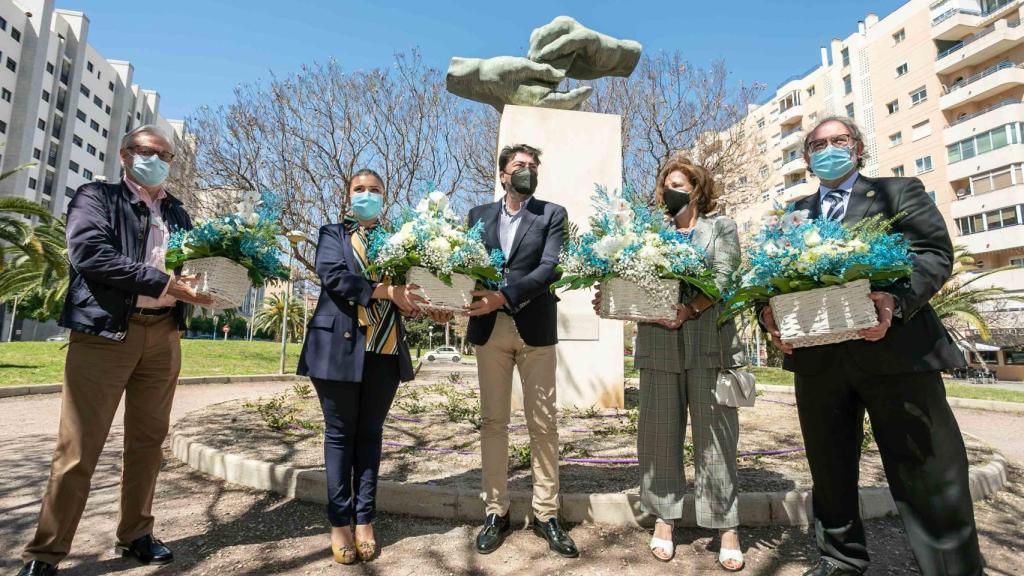 El alcalde de Alicante, en el centro de la imagen, este miércoles.