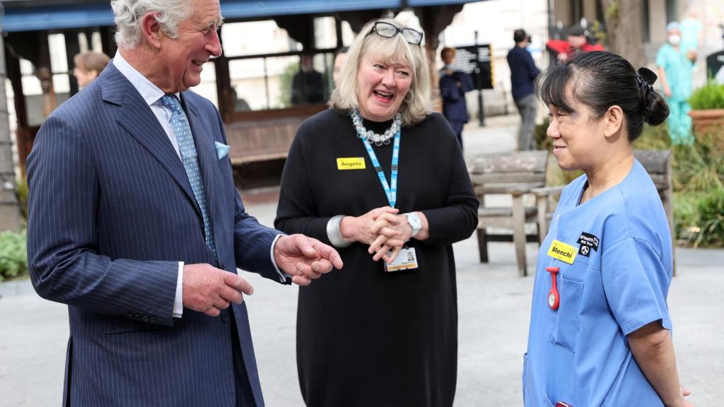 El príncipe Carlos ha hecho un recorrido por el Hospital San Bartolomé.